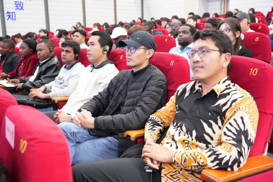 20251106 沙特審計院院長胡薩姆·阿蘭卡里先另行通知生受聘南京審計大學(xué)榮譽教授儀式 (19).JPG